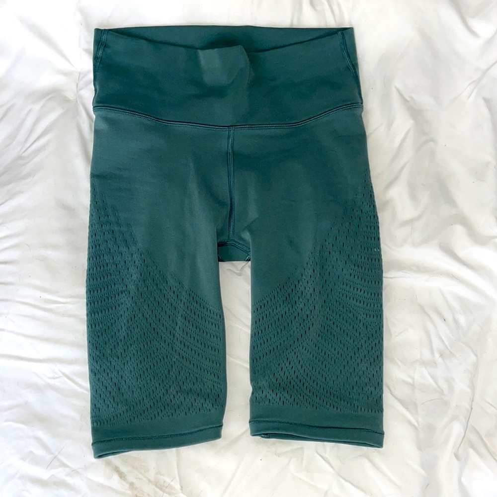 LIKE NEW LULULEMON REVEAL SHORT DIGITAL RAIN